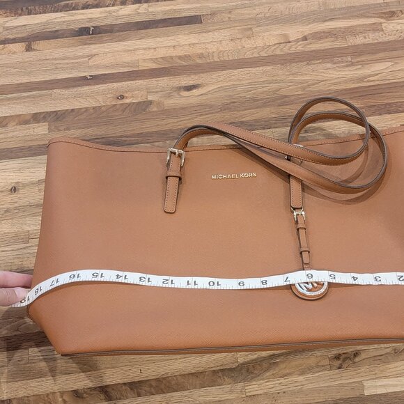 MICHAEL KORS JET SET TRAVEL TOTE in ACORN Brown Leather - Picture 15 of 17